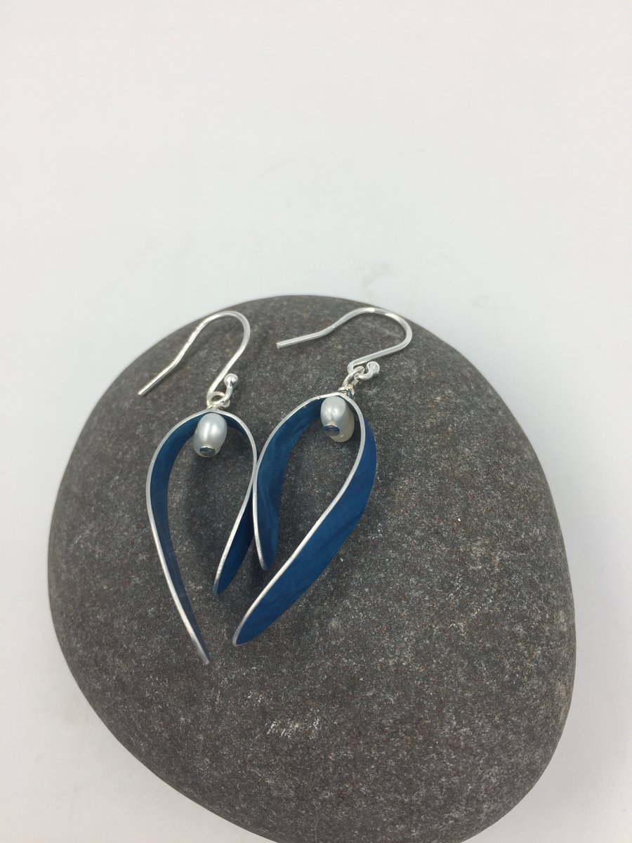 Anodised aluminium’Berry’ earrings in royal blue with pearl 