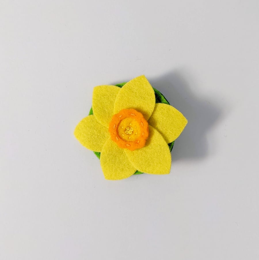 Daffodil brooch pin