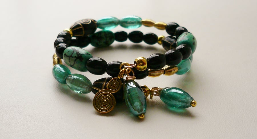 Memory Wire Bracelet Black and Turquoise Blue Beaded Gold Plated   KCJ1547