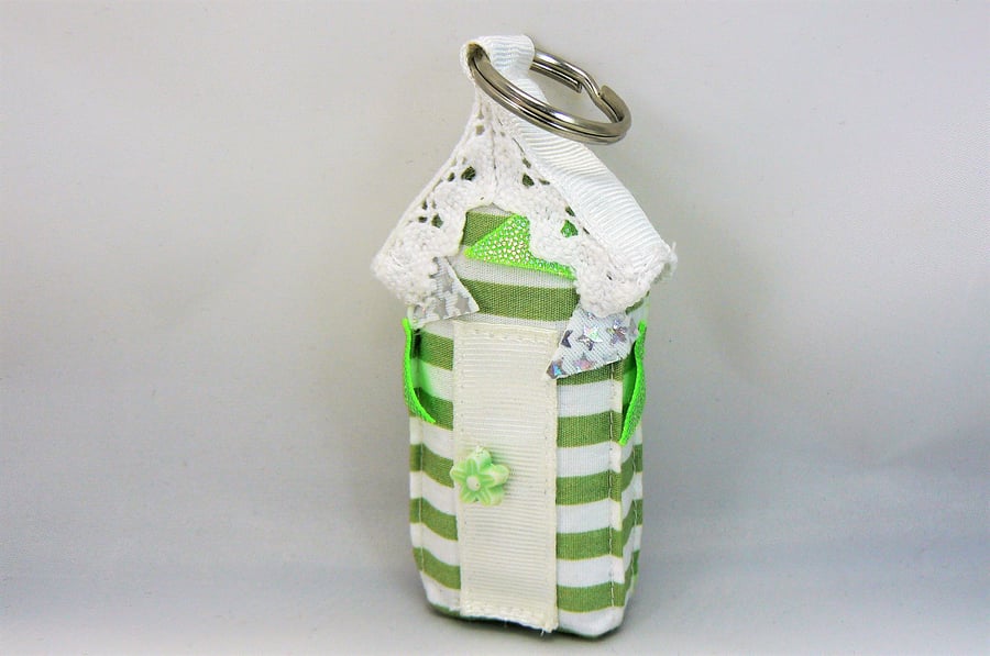 Beach hut keyring  (green stripe with bunting) 