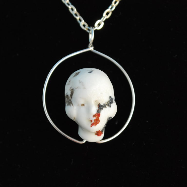 Porcelain head pendant 