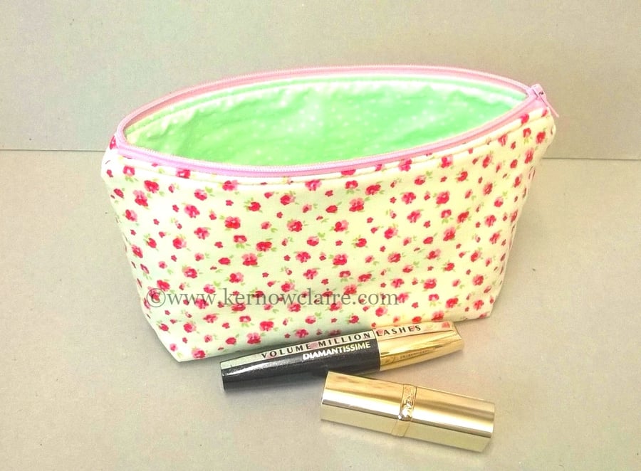 Make up bag in cream with pink flowers