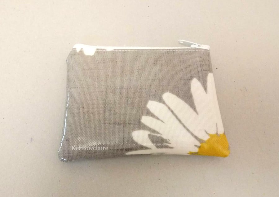 Grey coin purse with daisy pattern