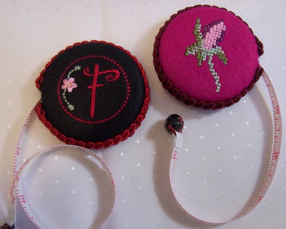 Initialled Retractable Tape Measure. Chic Black or Fuchsia for any Handbag.