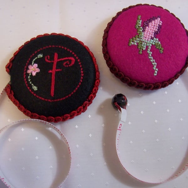 Initialled Retractable Tape Measure. Chic Black or Fuchsia for any Handbag.