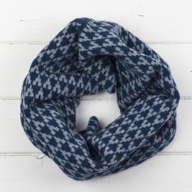 Arrow knitted cowl - diesel and seal