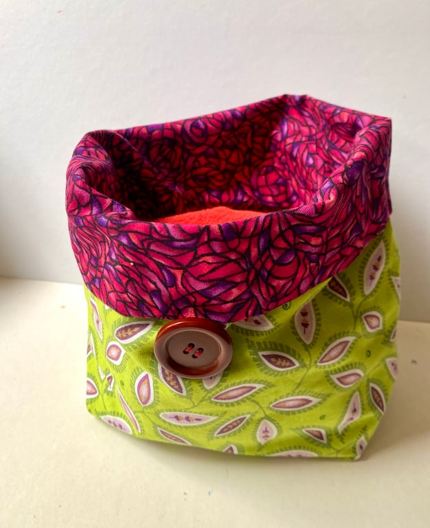 Fully lined storage bag in pretty cotton print 