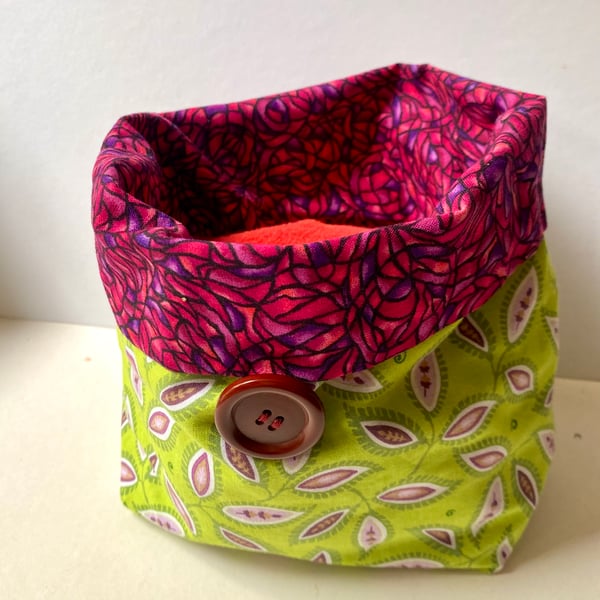 Fully lined storage bag in pretty cotton print 