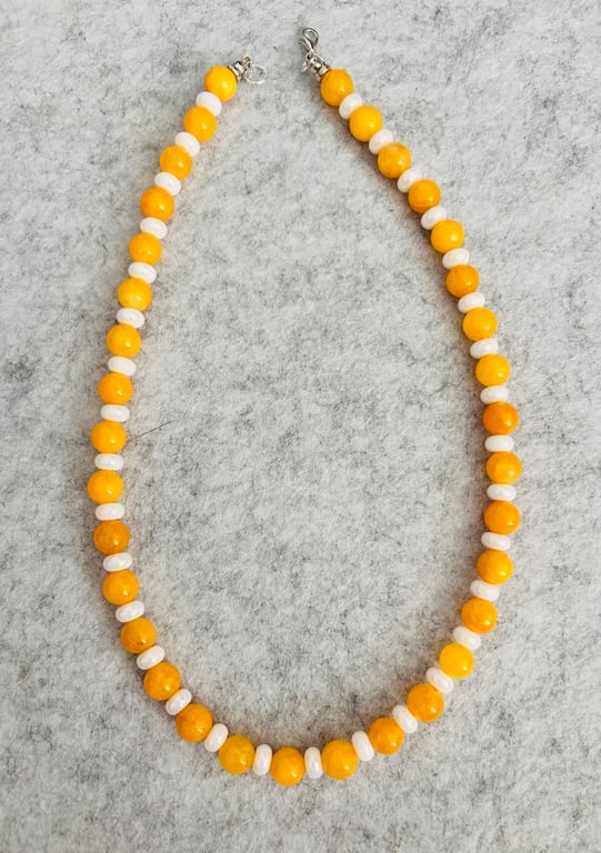 Beautiful, simple yellow and white glass beaded necklace 