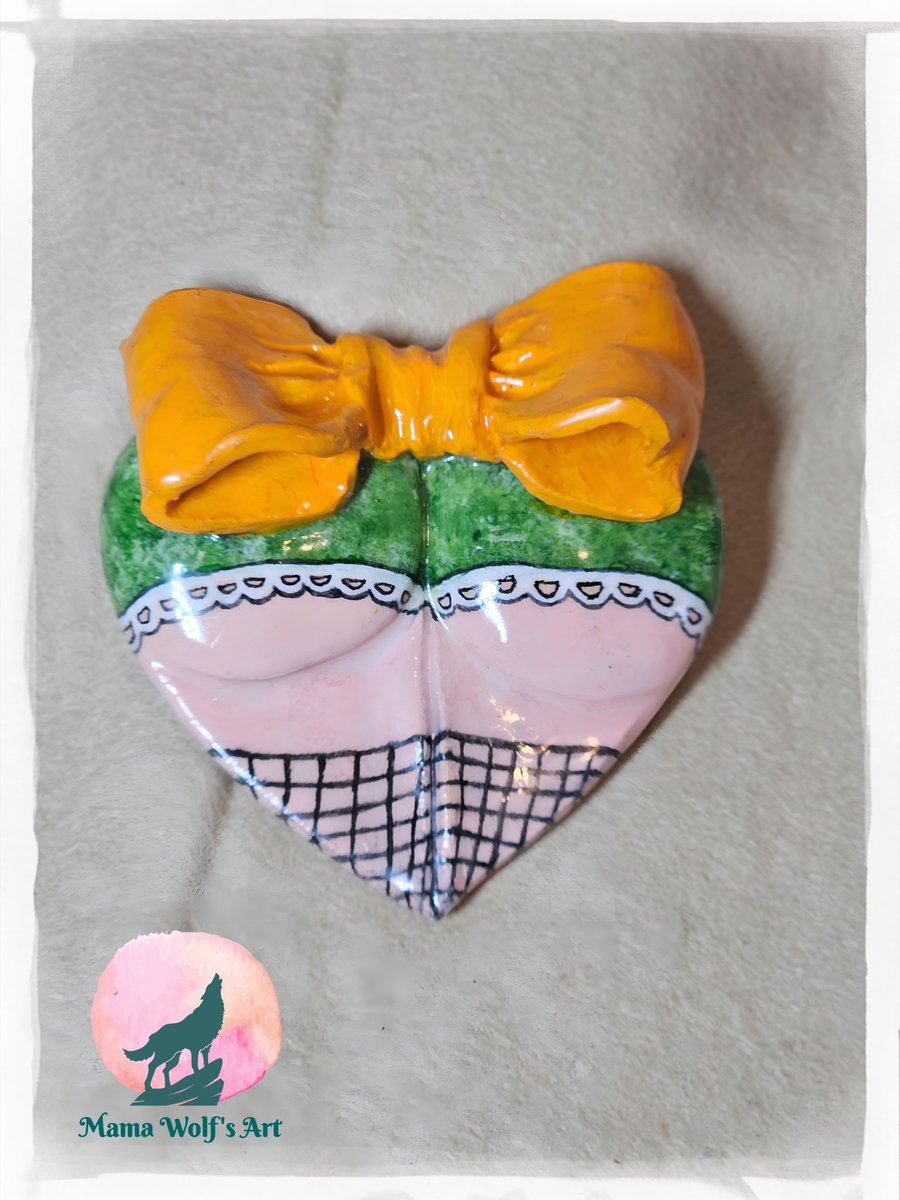 Heart Shaped Booty Brooch (GREEN)