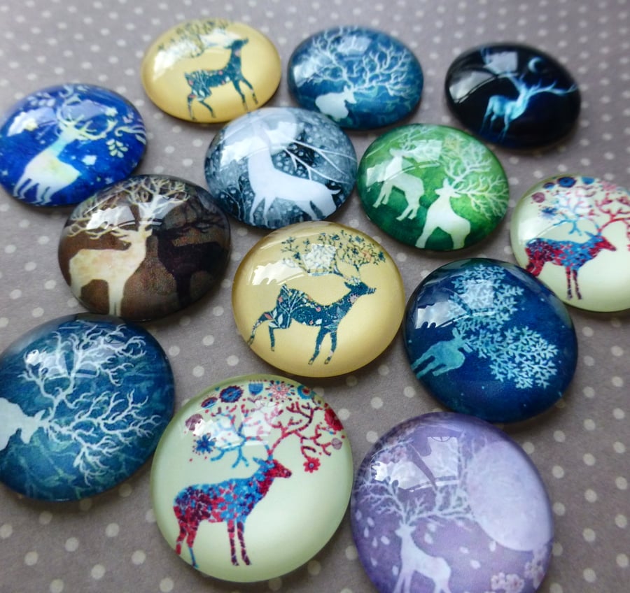 pack of 10 - 20mm glass cabochons with Reindeer patterns