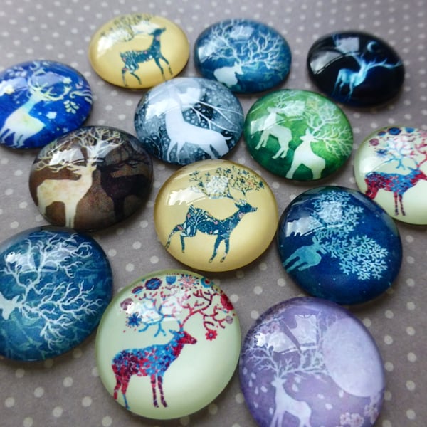 pack of 10 - 20mm glass cabochons with Reindeer patterns