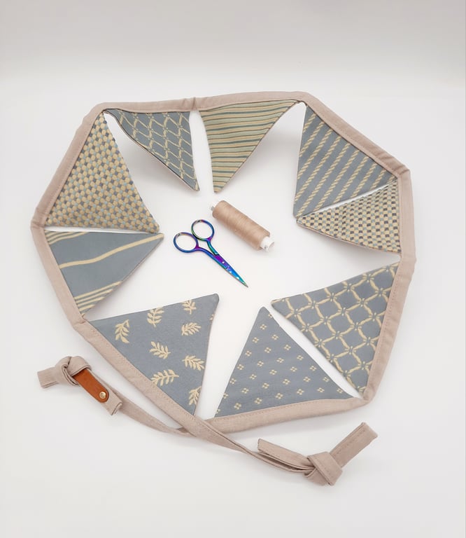 Blue and yellow mini bunting, with taupe backing and binding. 