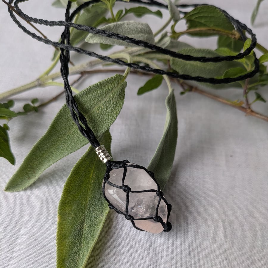 Macramé necklace with rose quartz stone