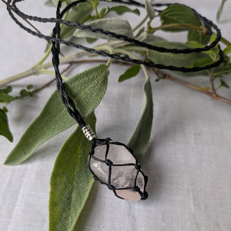 Macramé necklace with rose quartz stone