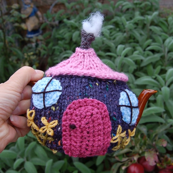 Knitted tea cosy -  Country cottage design to fit a one or two cup teapot