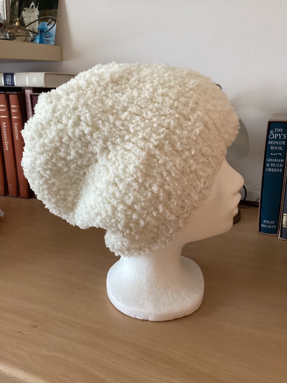 WOMENS HAND KNITTED BEANIE SLOUCHY HAT IN CREAM YARN