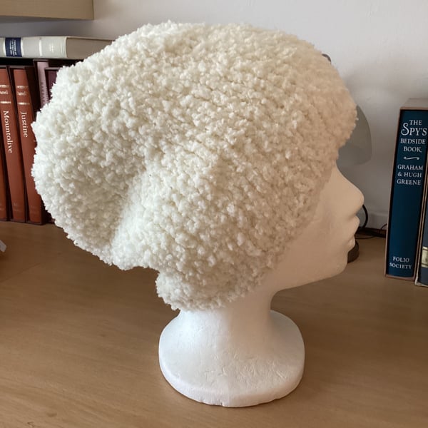 WOMENS HAND KNITTED BEANIE SLOUCHY HAT IN CREAM YARN