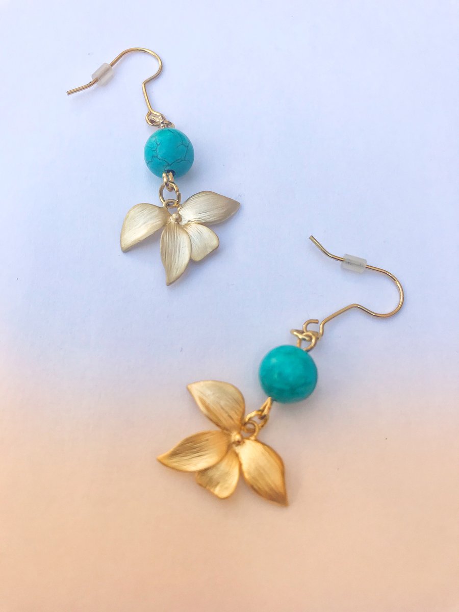 Gold dangle flower and turquoise marbled glass bead earrings 