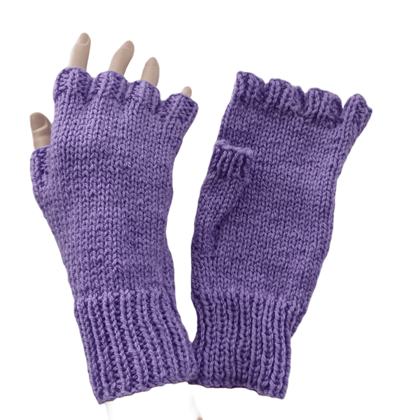 Pair Of Lilac Coloured Fingerless Gloves With Organza Bag (AJ25)