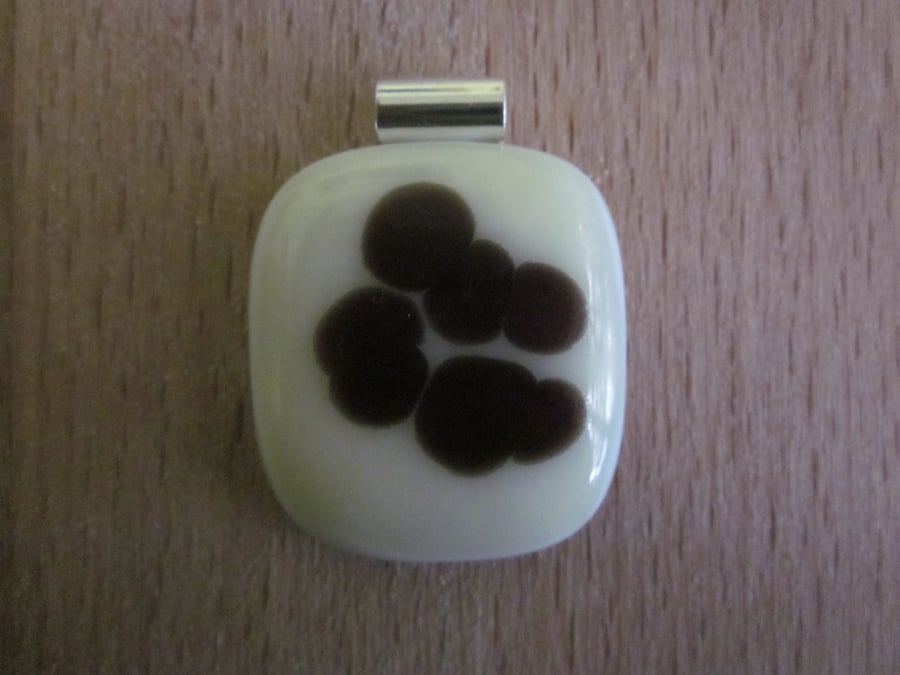 Handmade glass cabochon pendant - vanilla with blood red reaction