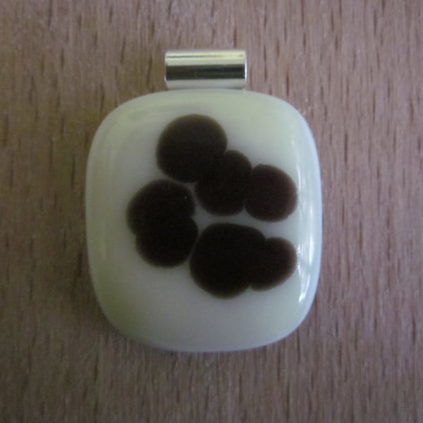 Handmade glass cabochon pendant - vanilla with blood red reaction
