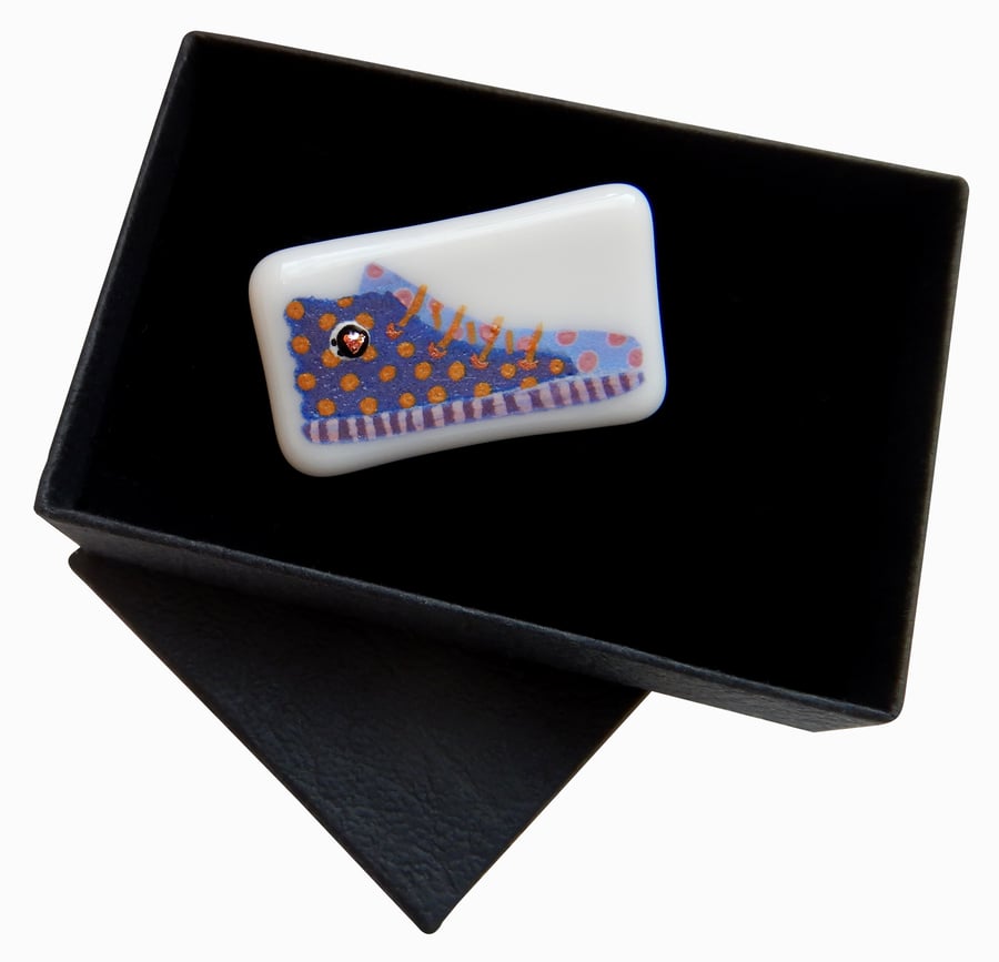 HANDMADE FUSED DICHROIC GLASS 'LIGHT BLUE HIGHTOPS' BROOCH.