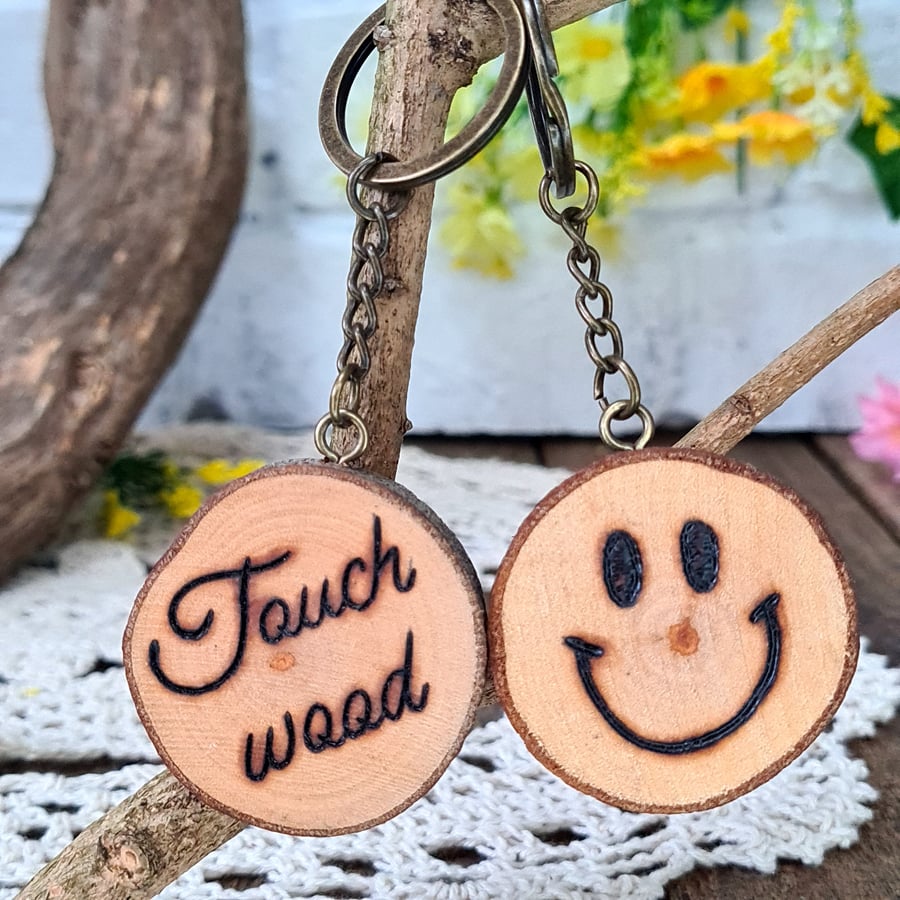 Positive pyrography keyring 'Touch wood' with smiley face