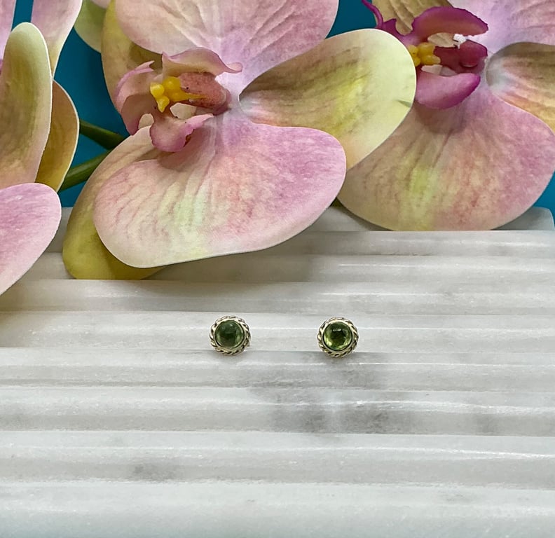 Simply beautiful ear studs with peridot and sterling silver(925)