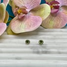 Simply beautiful ear studs with peridot and sterling silver(925)