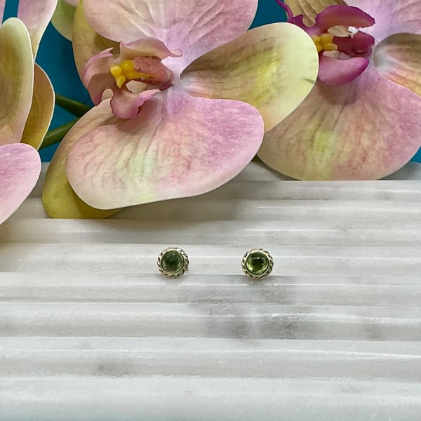 Simply beautiful ear studs with peridot and sterling silver(925)