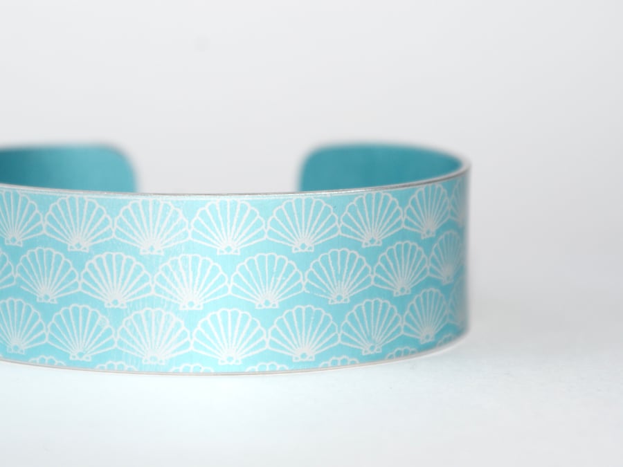 Shell pattern aluminium cuff light turquoise