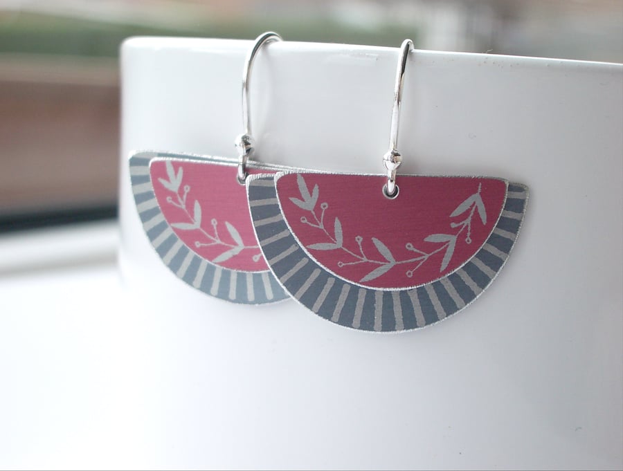 Fan earrings in grey and pink with leaf pattern