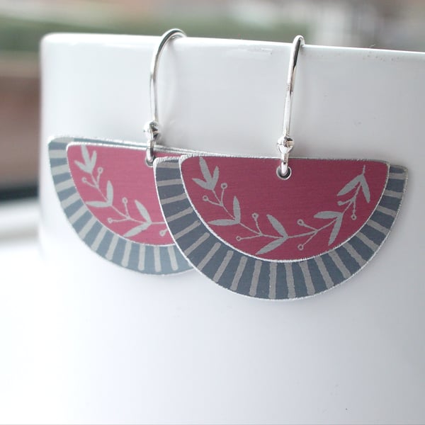 Fan earrings in grey and pink with leaf pattern