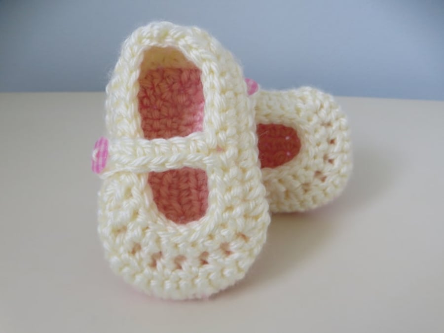 Mary Jane Style Crochet Baby Shoes, Cream and Pink, Sizes New Babty - 6 Months