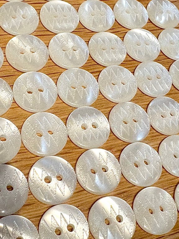 Bag of 30 Etched Buttons, Central Peak Design, 13mm Wide, Ivory Cream