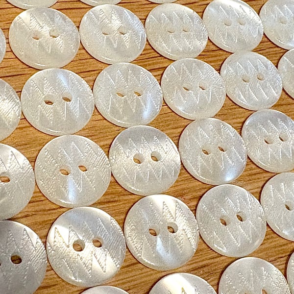 Bag of 30 Etched Buttons, Central Peak Design, 13mm Wide, Ivory Cream