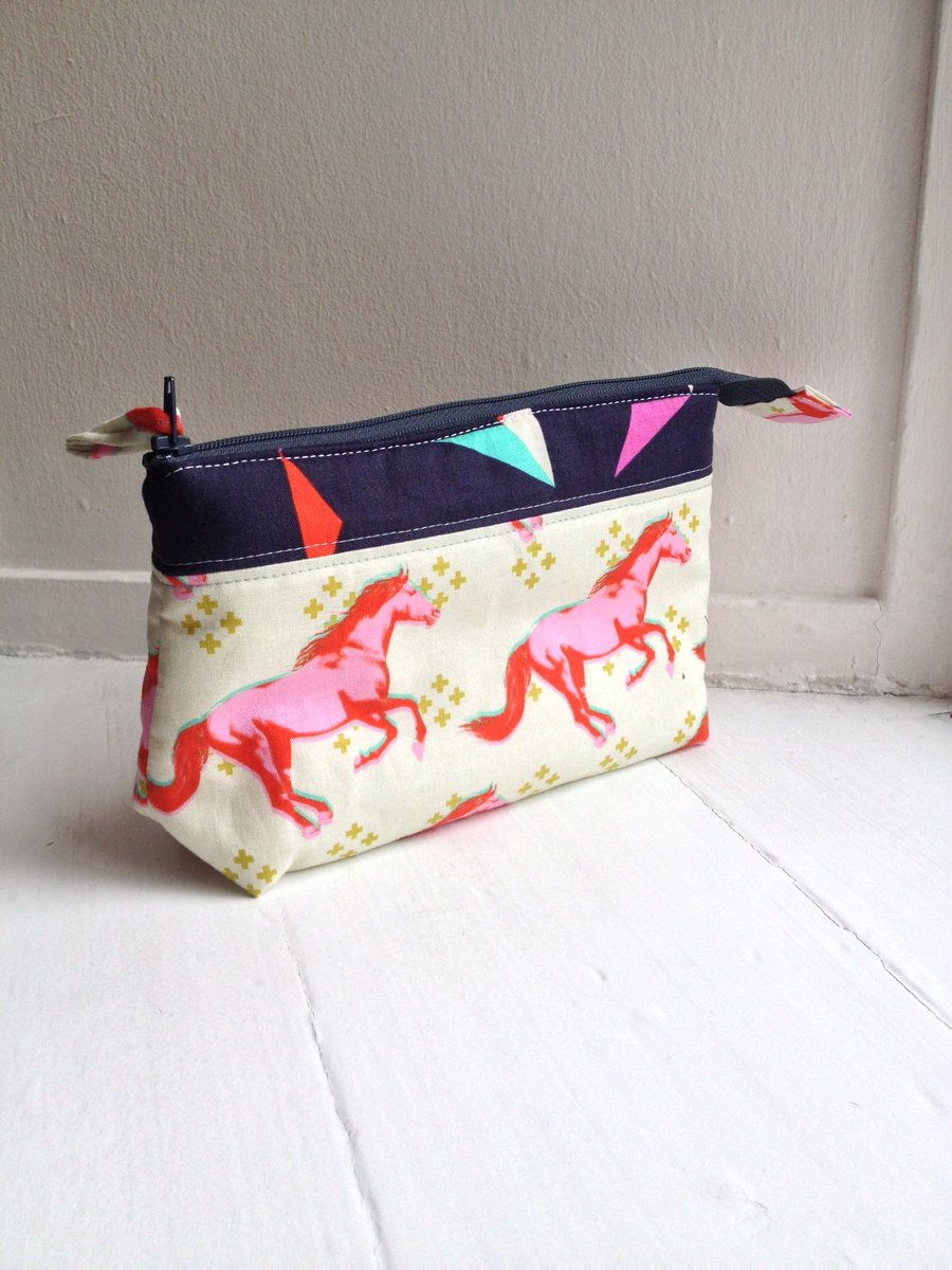 Open-wide zipped bag for make up (washable) Featuring pink horses motif