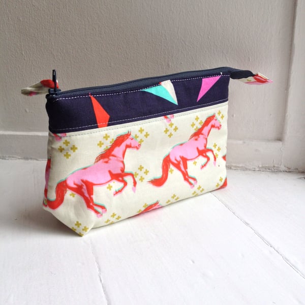 Open-wide zipped bag for make up (washable) Featuring pink horses motif