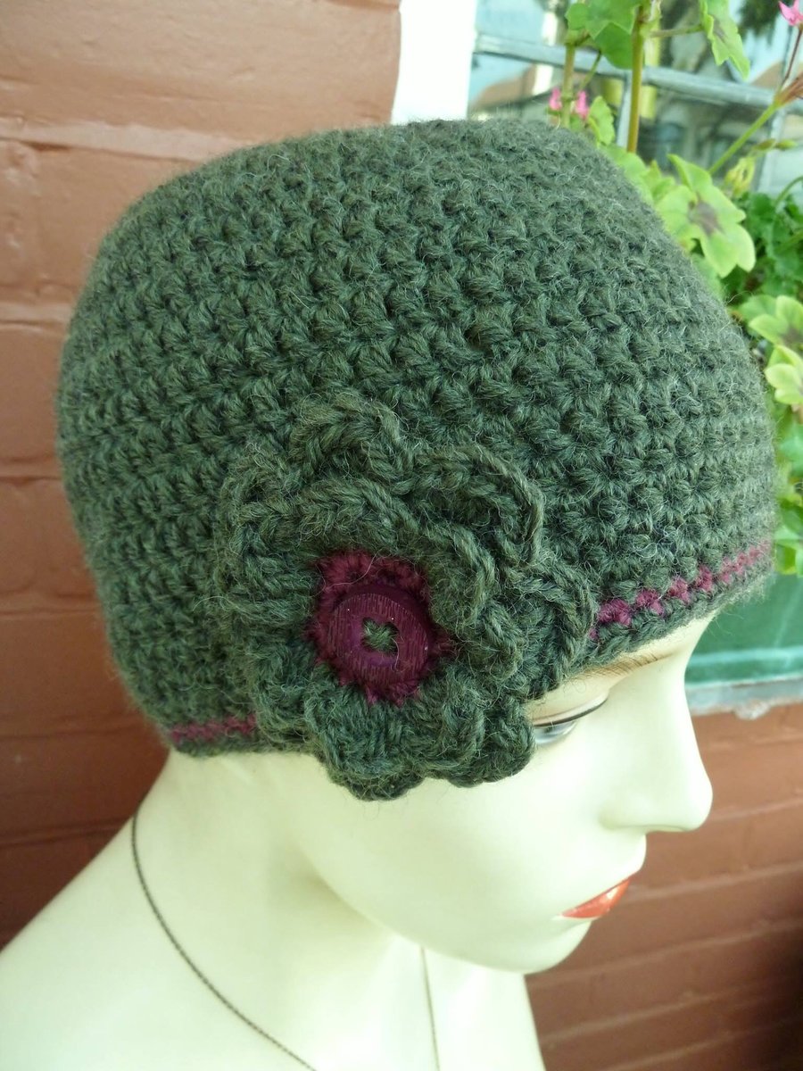 Beanie Hat in pure wool. Crochet hat and detachable crochet corsage brooch.