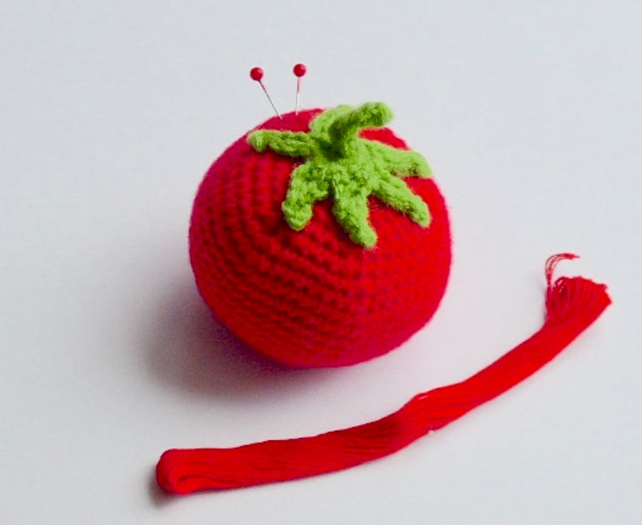 Crochet pincushion, tomato pincushion, crochet pin tidy