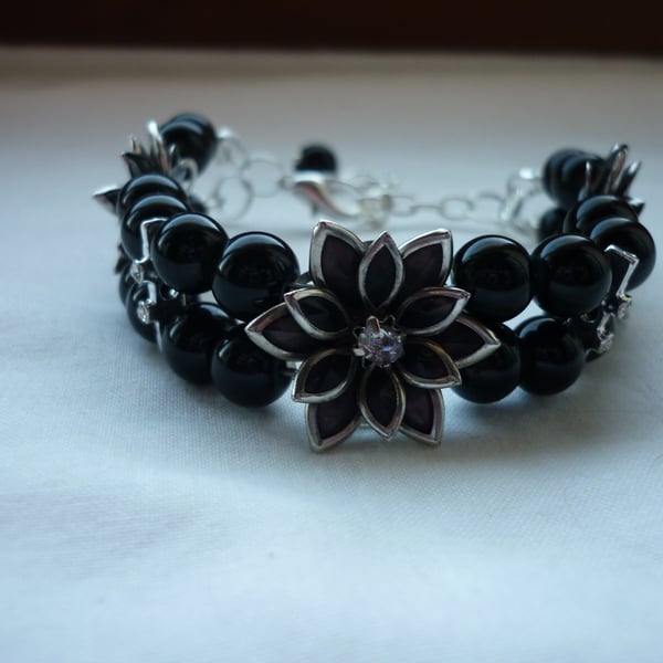 BLACK AND SILVER FLOWER BRACELET.  699