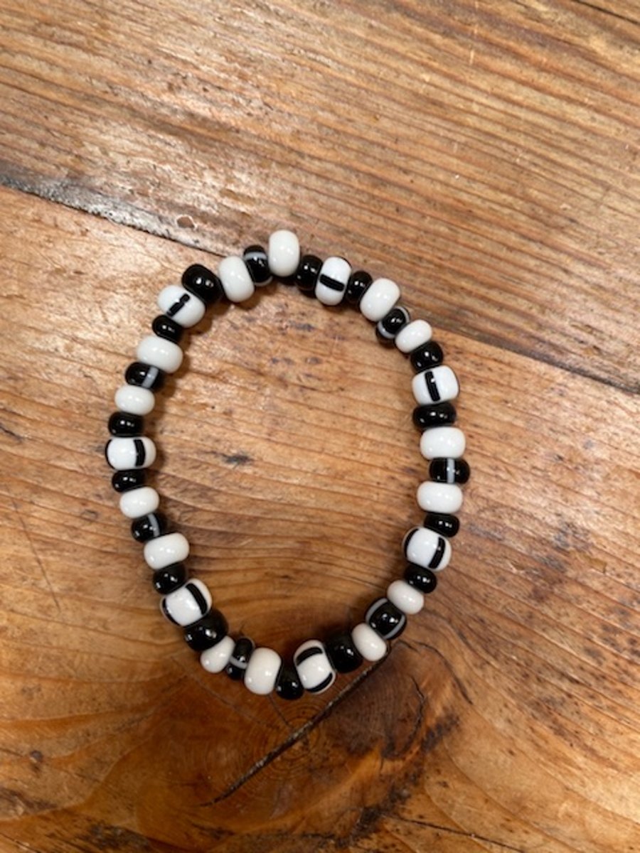 Black and White Bracelet (511)