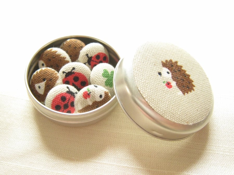 Hedgehog and optional ladybird fridge magnets in tiny tin. Beige