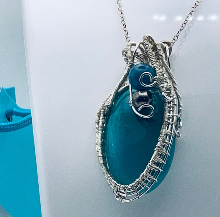  Beautiful agate blue wire woven pendant