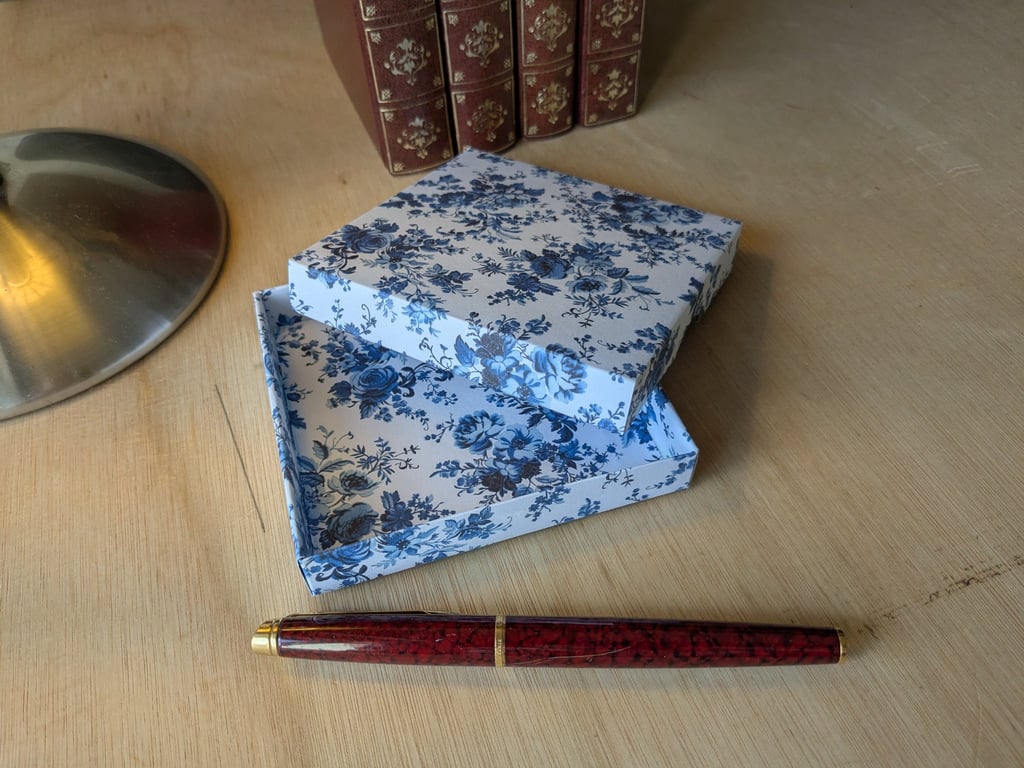 Garden Beauty 'Toile de Jouy A' - A handmade, ultra-thin gift box (Code: FBGBTJ)