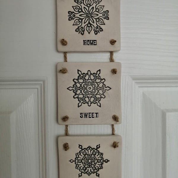 Rustic 'Home Sweet Home' ceramic hanging sign