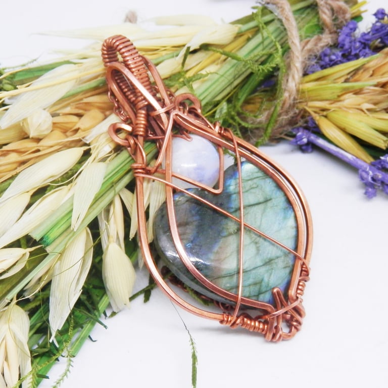 Elven Style Copper Necklace With Heart Shaped Labradorite