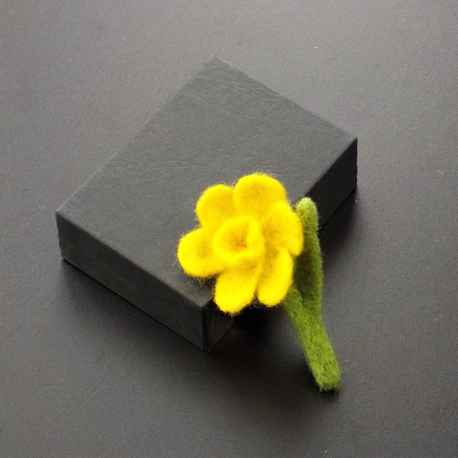 Daffodil brooch. Yellow felt flower brooch needlefelt pin gift for mum