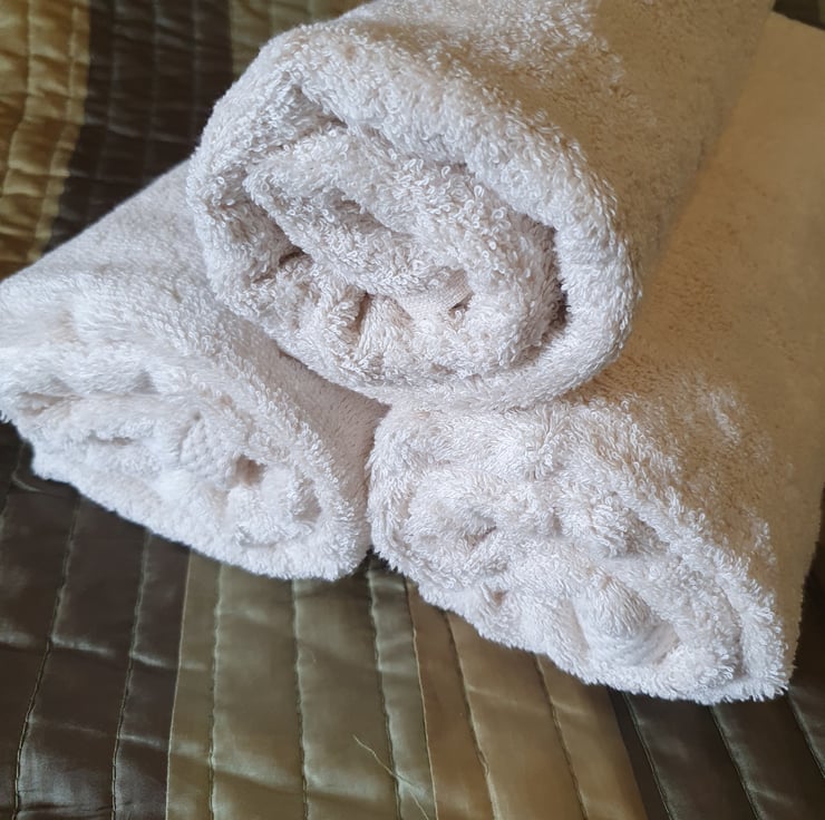 White fluffy bath towels shop